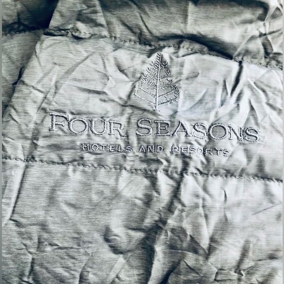 New Four Seasons Hotels womens light grey layer down packable puffer jacket S XS - Picture 6 of 8